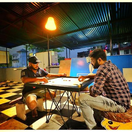 Social Hubz Hostel Mumbai Bagian luar foto