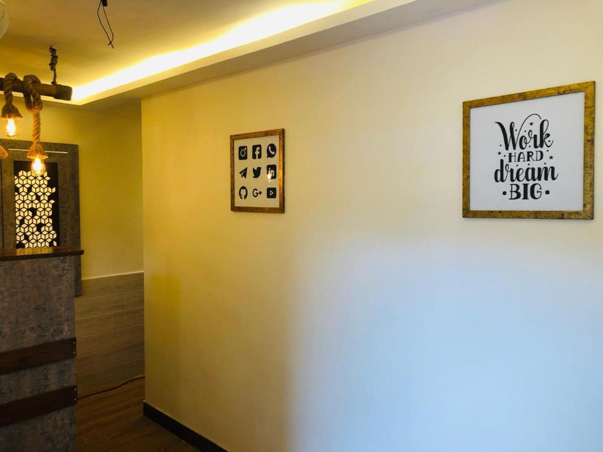Social Hubz Hostel Mumbai Bagian luar foto