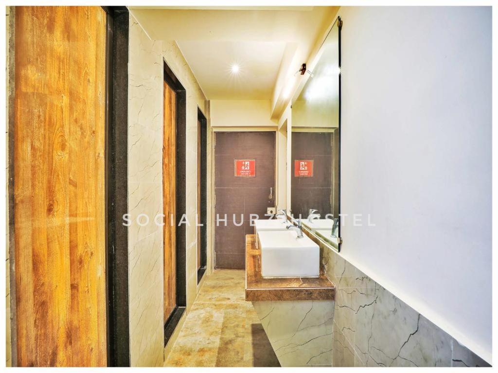 Social Hubz Hostel Mumbai Bagian luar foto