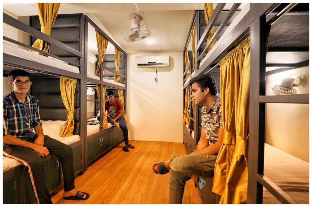 Social Hubz Hostel Mumbai Bagian luar foto