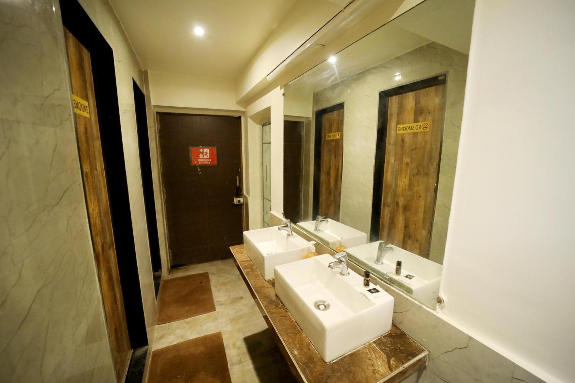 Social Hubz Hostel Mumbai Bagian luar foto