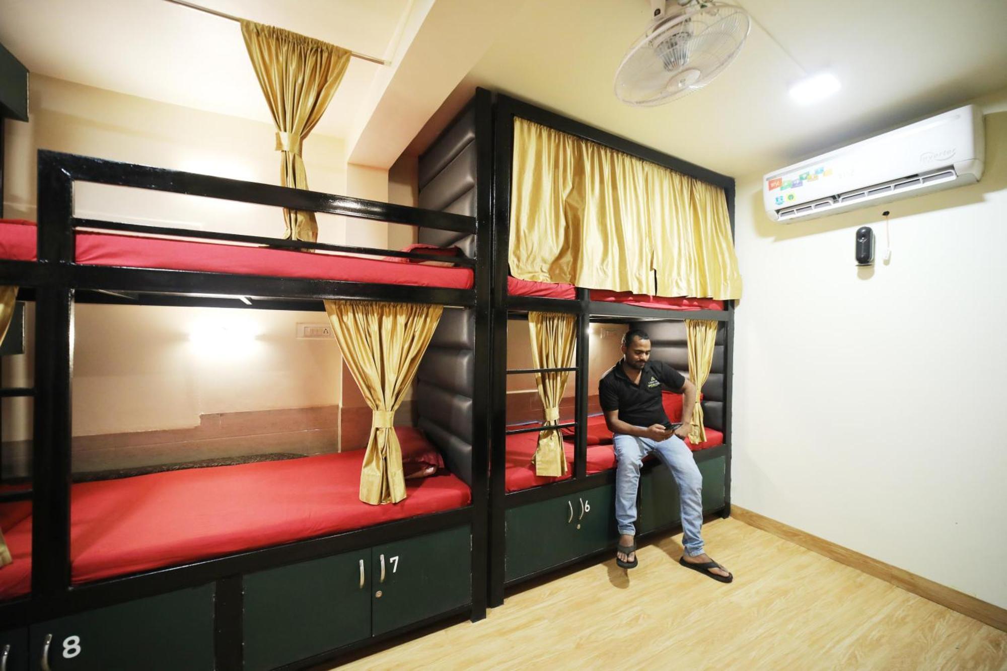 Social Hubz Hostel Mumbai Bagian luar foto