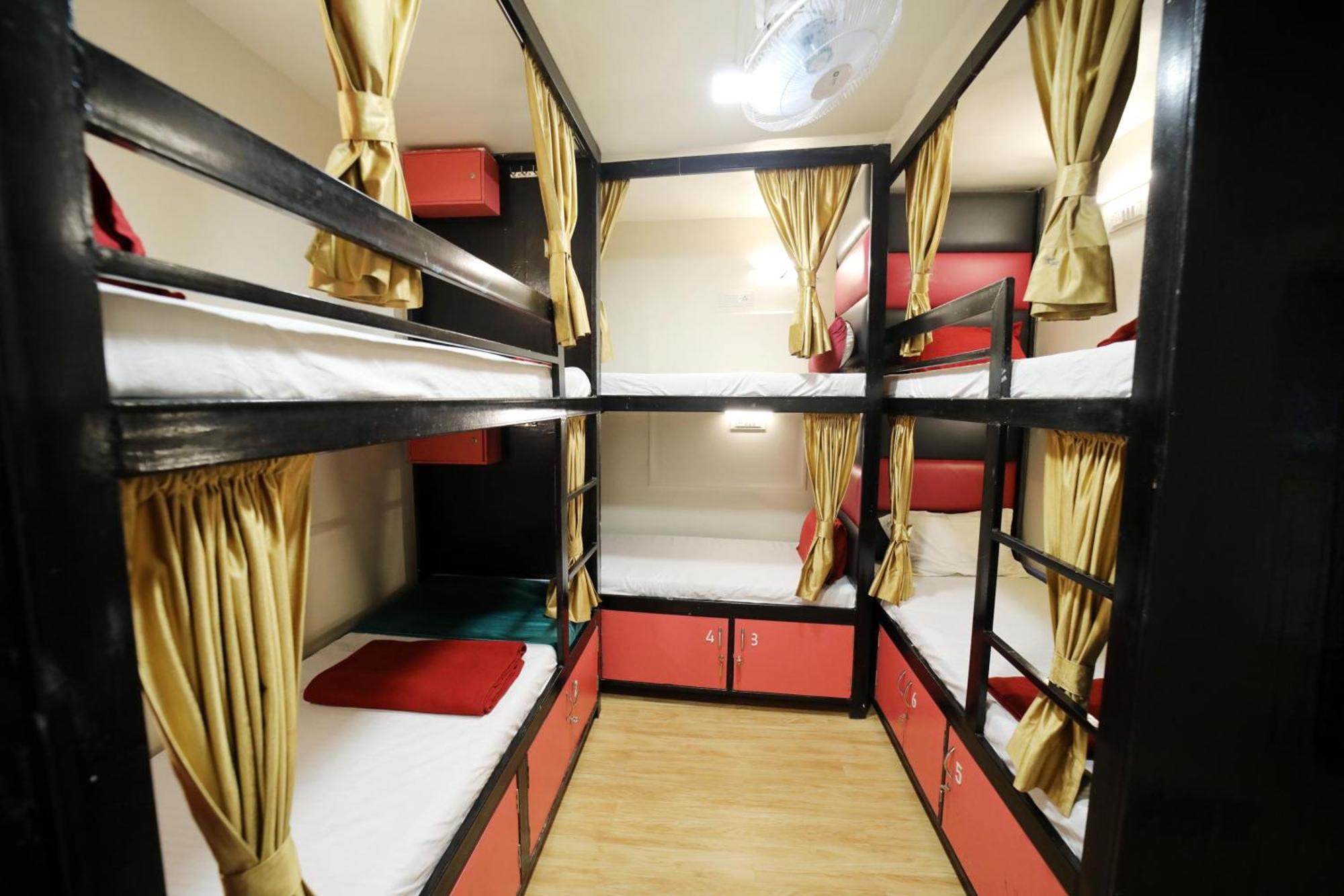 Social Hubz Hostel Mumbai Bagian luar foto