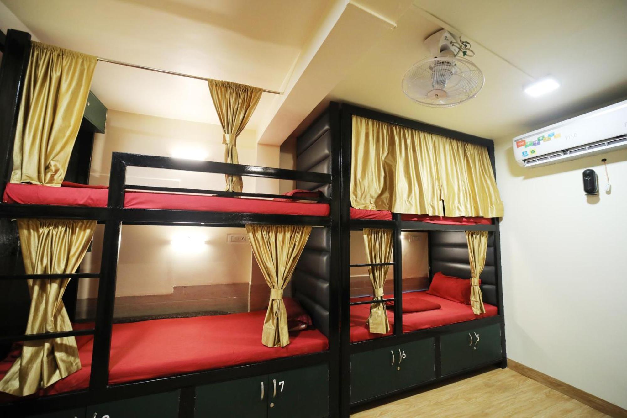 Social Hubz Hostel Mumbai Bagian luar foto